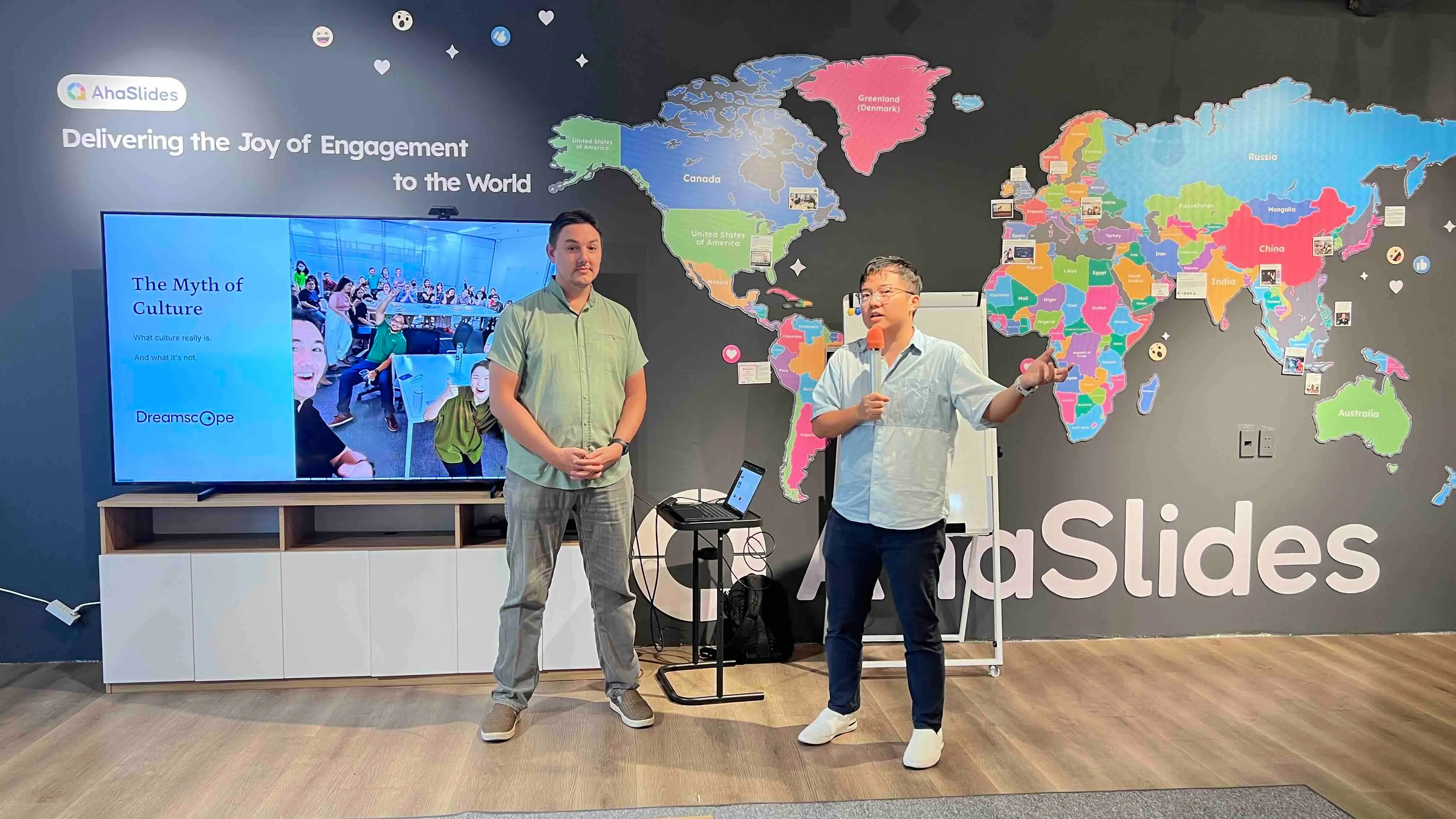 AhaSlides CEO Dave talking with his friend from the US
