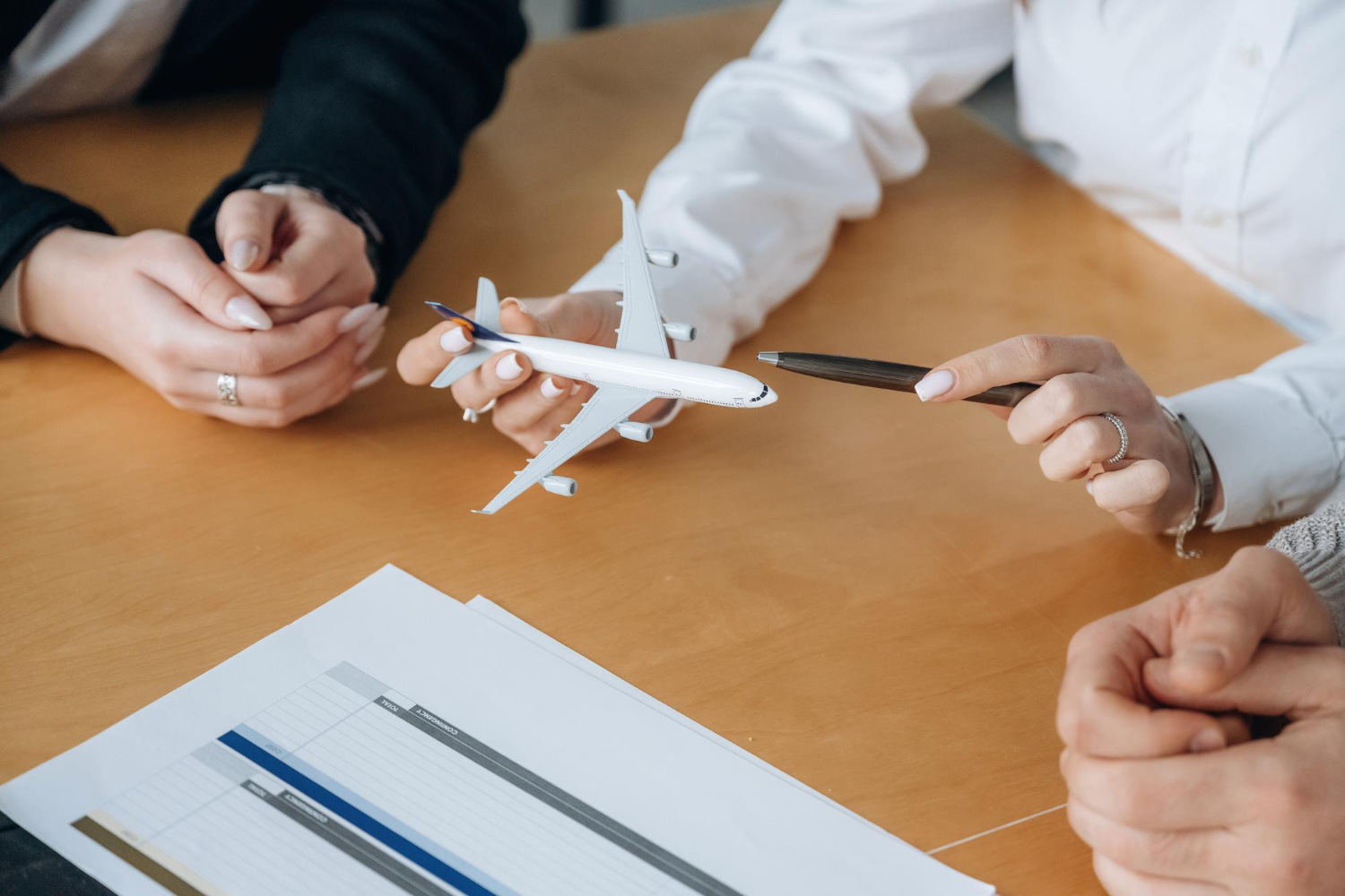 एक एयरलाइन प्रशिक्षक हवाई जहाज के एक चित्र पर चर्चा कर रहा है