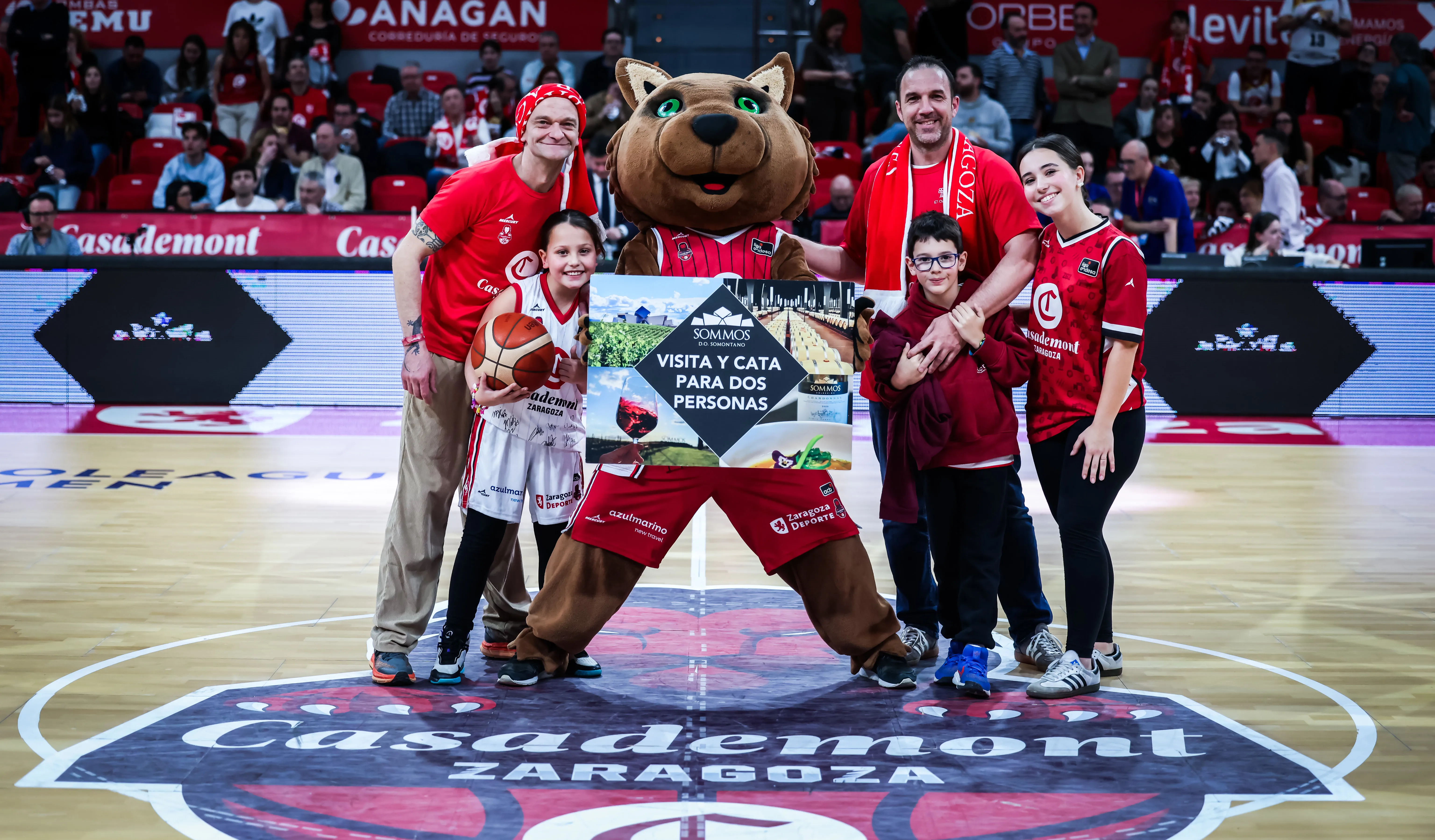 How Casademont Zaragoza uses AhaSlides quizzes to engage fans during game breaks