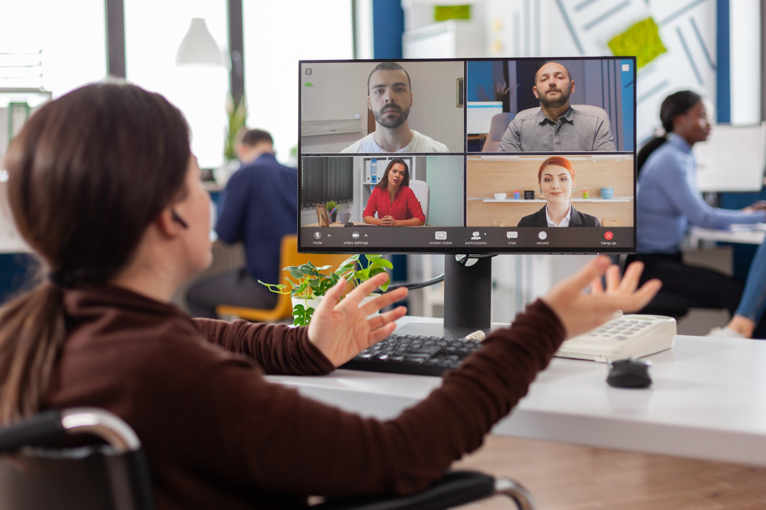 Žmonės diskutuoja internetiniame susitikime