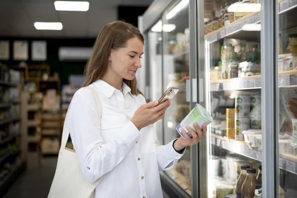 Klientas skambina telefonu, norėdamas sužinoti daugiau apie produktą.