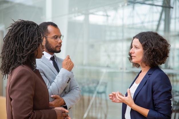 HR-teamet diskuterar feedback från en medarbetarundersökning om NPS i möte