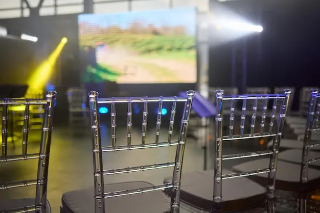 Inrichting van de evenementenlocatie met stoelen en podiumverlichting