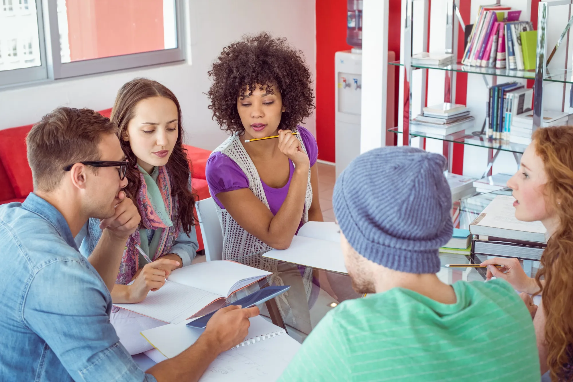 Studenti aktivně diskutují a odpovídají na otázky